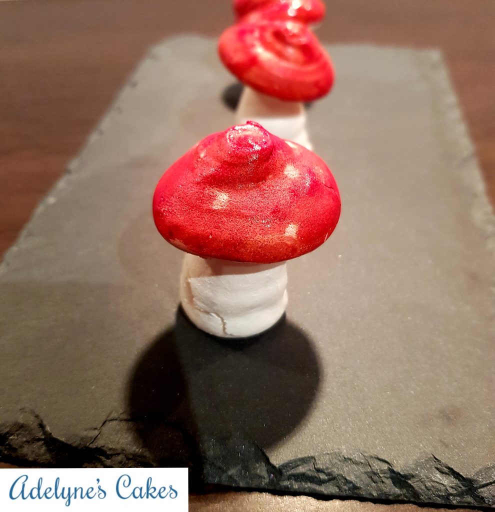 Champignons meringue rouge